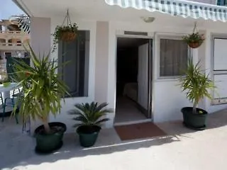 Vila Ljubo Razanj *