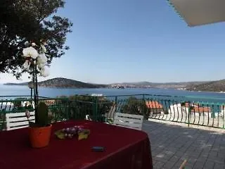 Vila Ljubo Razanj *