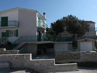 Vila Ljubo Razanj *