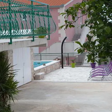Vila Ljubo Razanj *